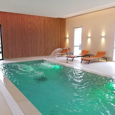 Chateau Saint-jean, Relais & Chateaux ホテル モンリュソン