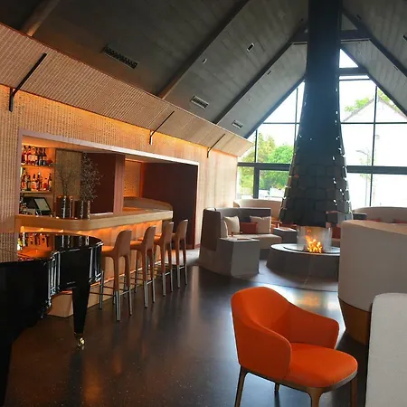 Chateau Saint-jean, Relais & Chateaux ホテル モンリュソン