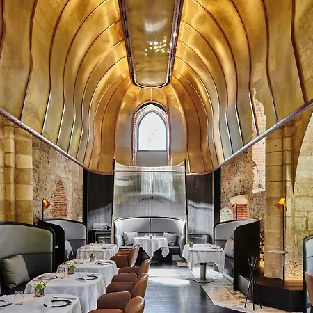 Chateau Saint-jean, Relais & Chateaux ホテル モンリュソン